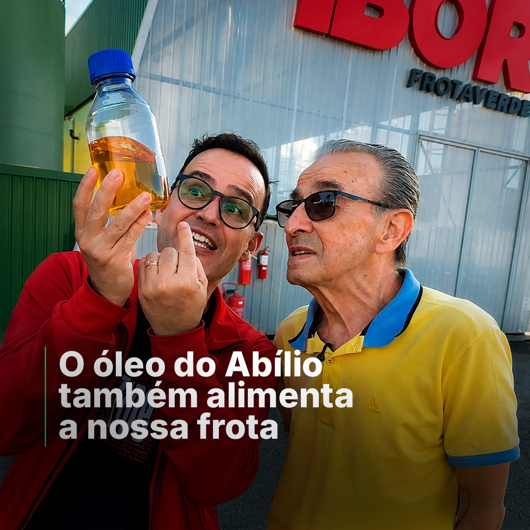 Amarildo e Abílio com garrafa de óleo usado na frente do galpão IBOR Frota Verde
